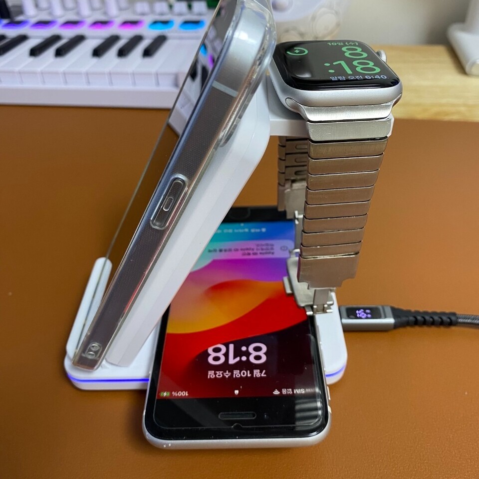 제품 리뷰] 아이폰•애플워치•에어팟 동시에 무선 충전 가능한 거치대, 태블리스 WT-Q6 < 제품 < 리뷰 < 기사본문 - 리뷰타임스